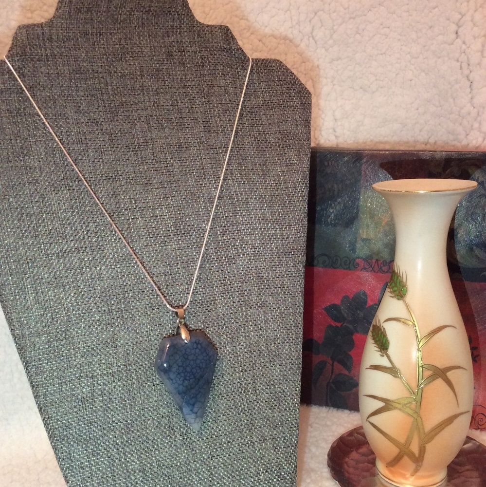 🎈Diamond shaped blue agate NWB!🎈